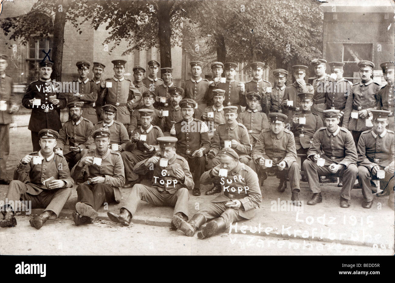Historic photograph, group of soldiers eating, around 1915 Stock Photo