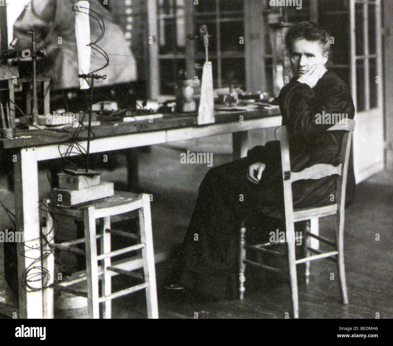 MARIE CURIE (1867-1934) Polish-born French physicist in her laboratory Stock Photo