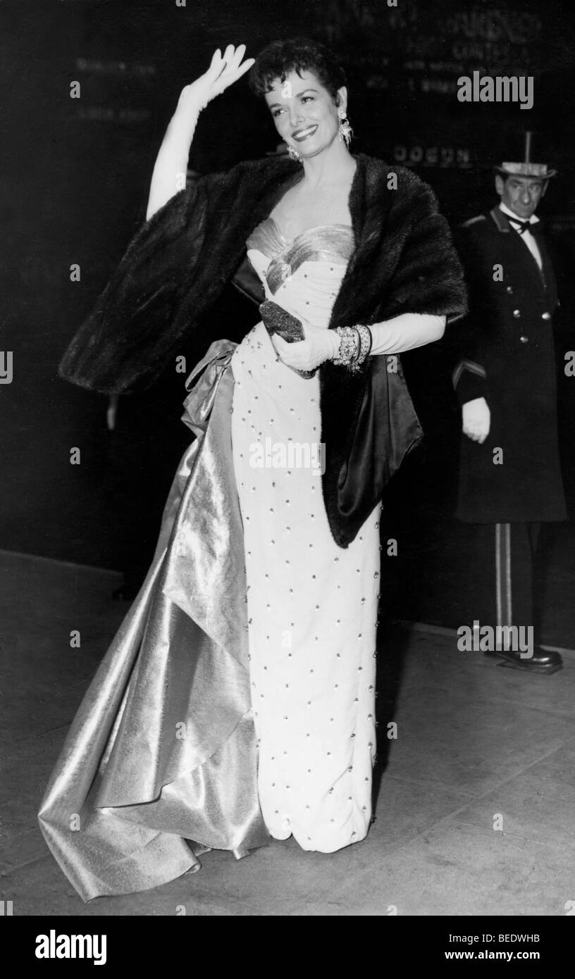 5561673 (900324) Jane RUSSELL, amerikanische Schauspielerin, winkend bei ihrer Ankunft bei der Royal Film Performance im Empire Stock Photo