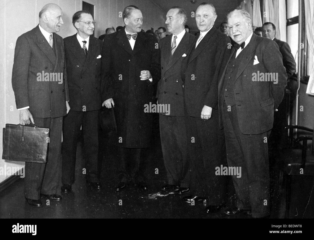 1003631 (900326) Treffen der 6 Aussenminister; v.l.n.r. : Robert SCHUMAN (Frankreich), Alcide De GASPARI (Italien), STKKER Stock Photo