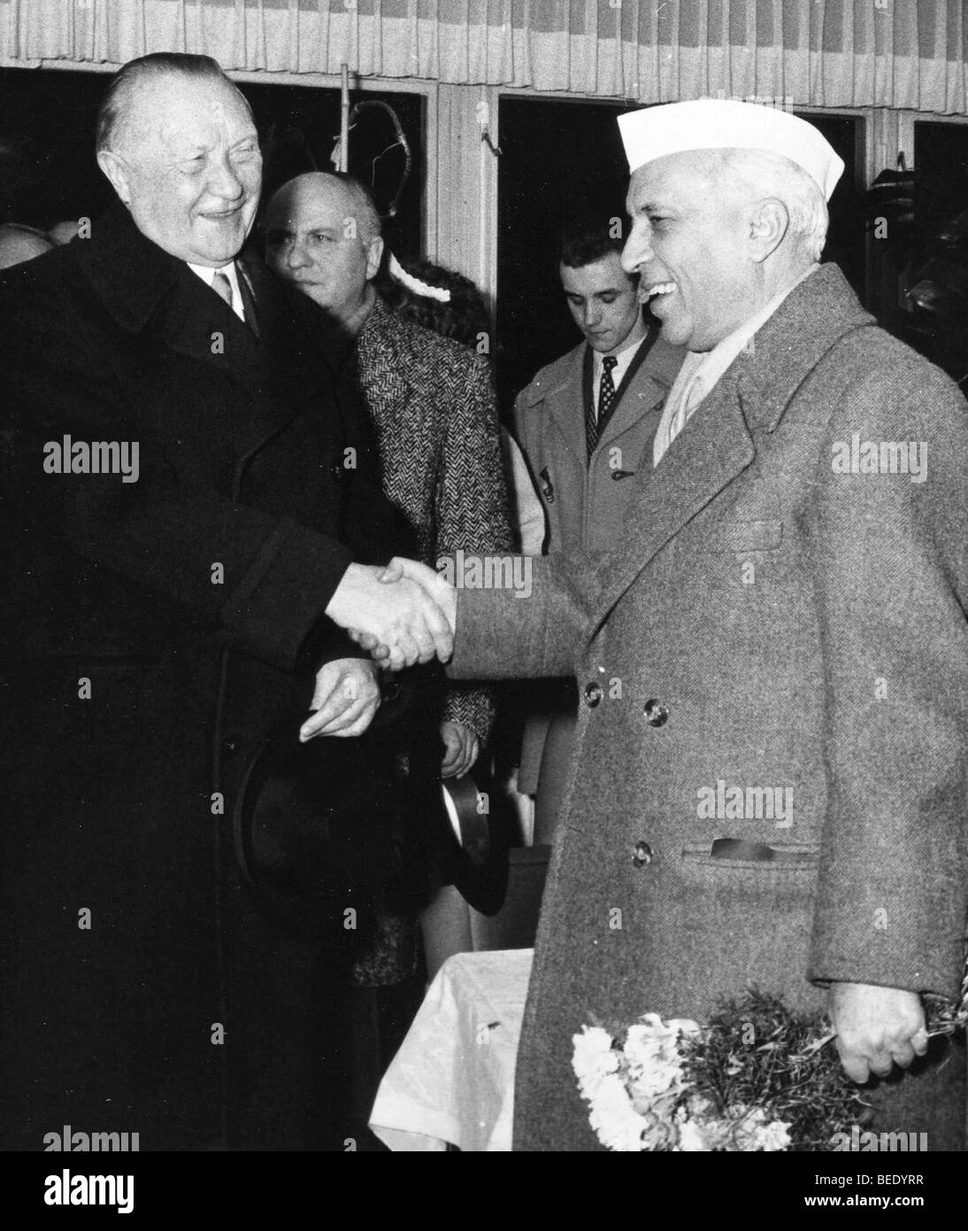 1001454 (9001135) Konrad ADENAUER, deutscher Politiker, Bundeskanzler (CDU) empf‰ngt am 27.12.1956 den indischen Stock Photo