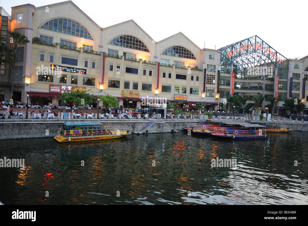 Jumbo Seafood Restaurant and Riverside Point at dusk, Singapore Stock ...