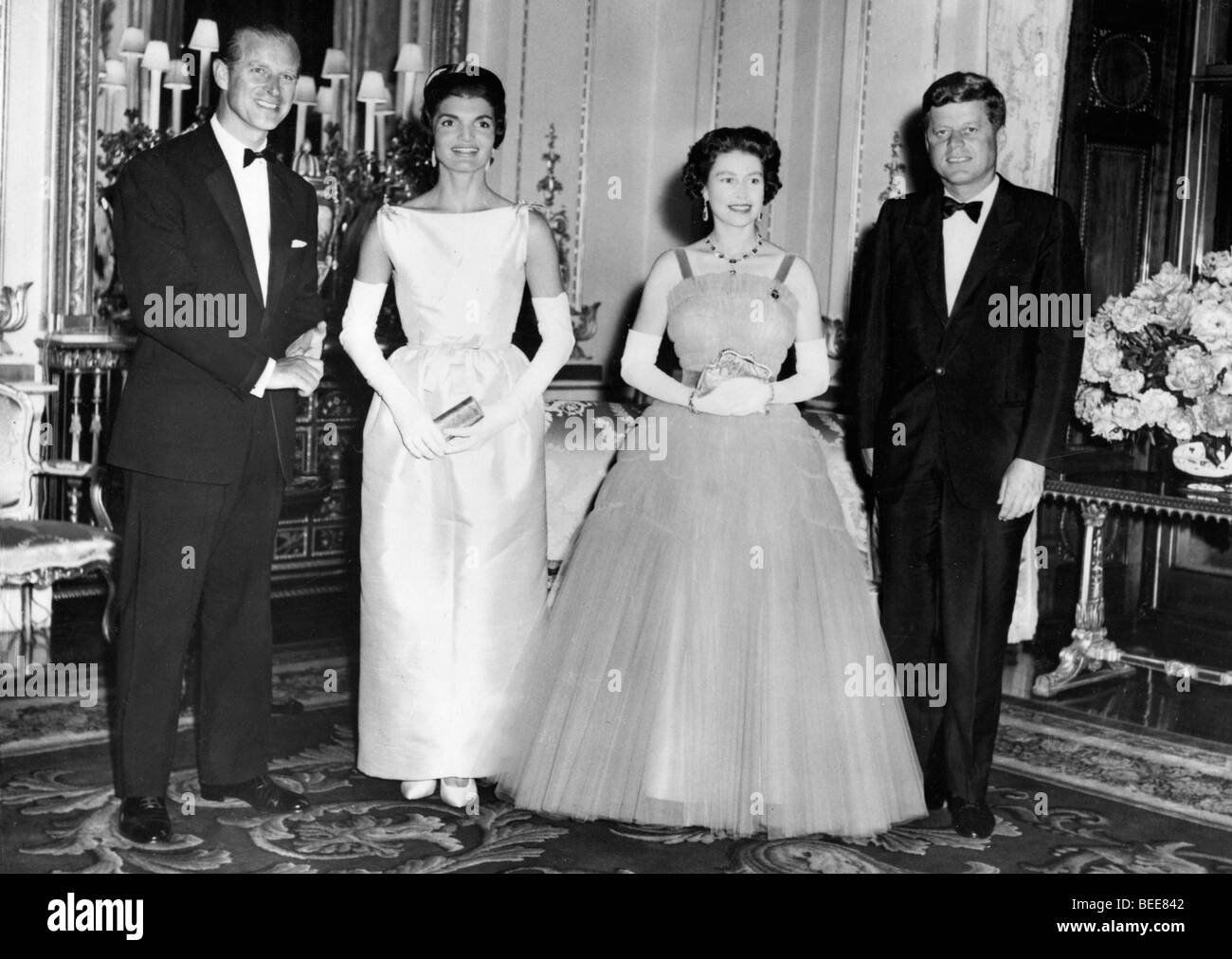 5500844 (900324) v.l.n.r. : Prinz PHILIP , Herzog von Edinburgh , Jacqueline ( Jackie ) KENNEDY , Queen ELIZABETH II. , Kˆnigin Stock Photo