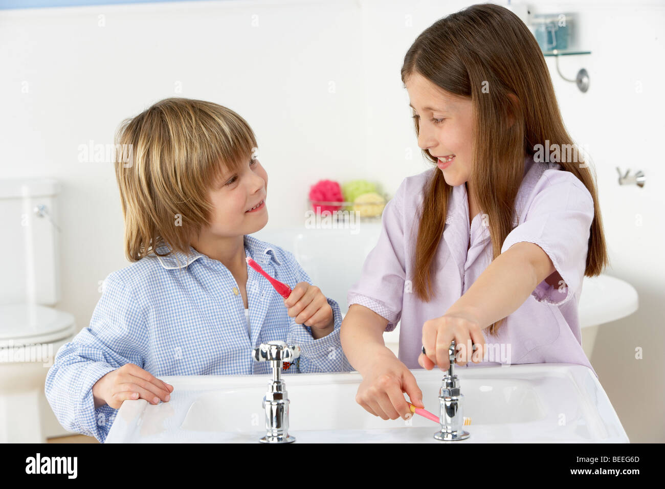 чистки сестры. братья чистят зубы. сестра чистит зубы брат. чистки сестры. Siblings age фотобанк лори.