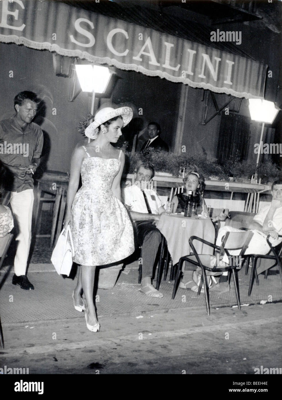 Actress Elizabeth Taylor leaving a restaurant in Rome Stock Photo