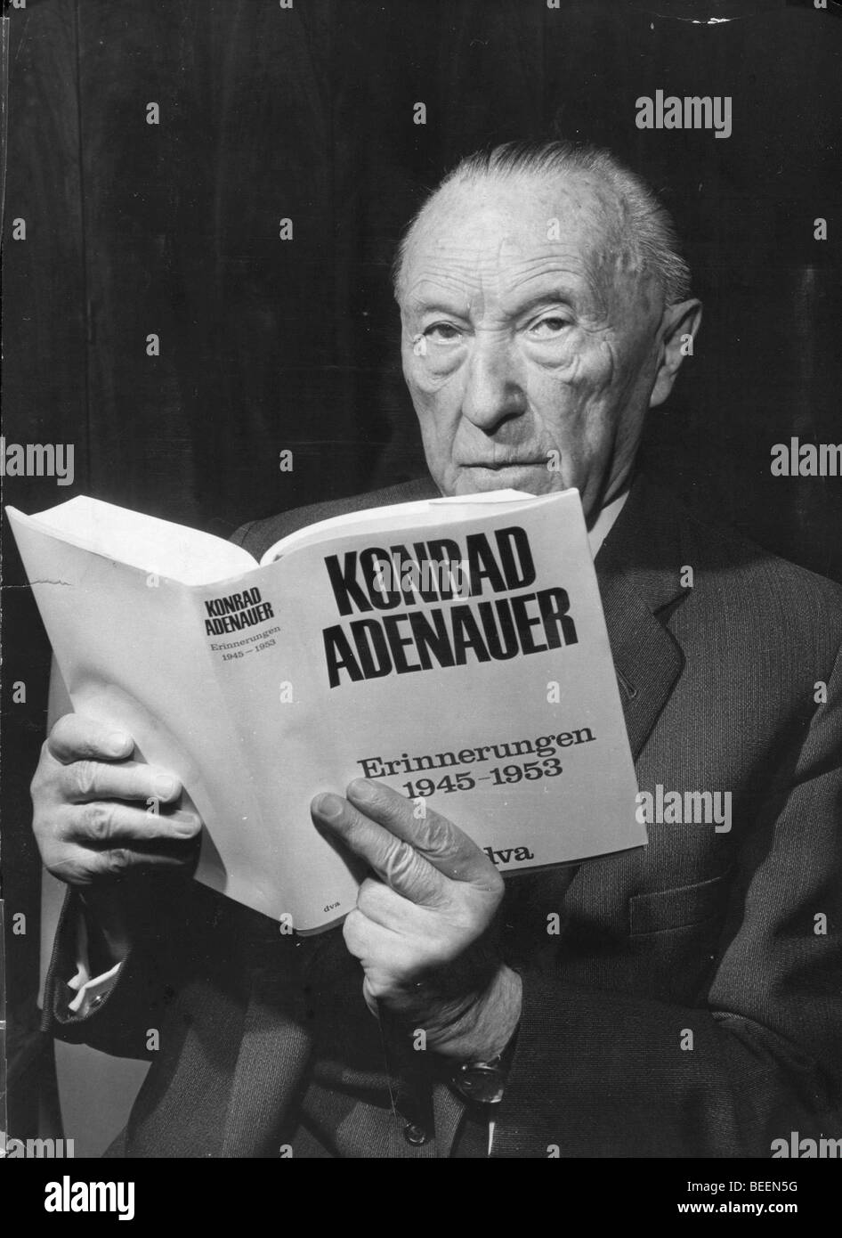 1001459 (9001135) Konrad ADENAUER, deutscher Politiker, Altbundeskanzler mit seinen Memoiren, 1965. 'Jede Nutzung ist Stock Photo