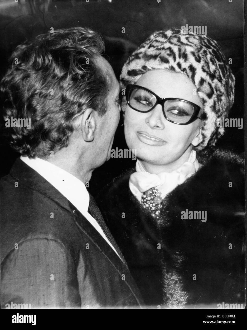 Actress Sophia Loren talking with actor Peter Finch Stock Photo