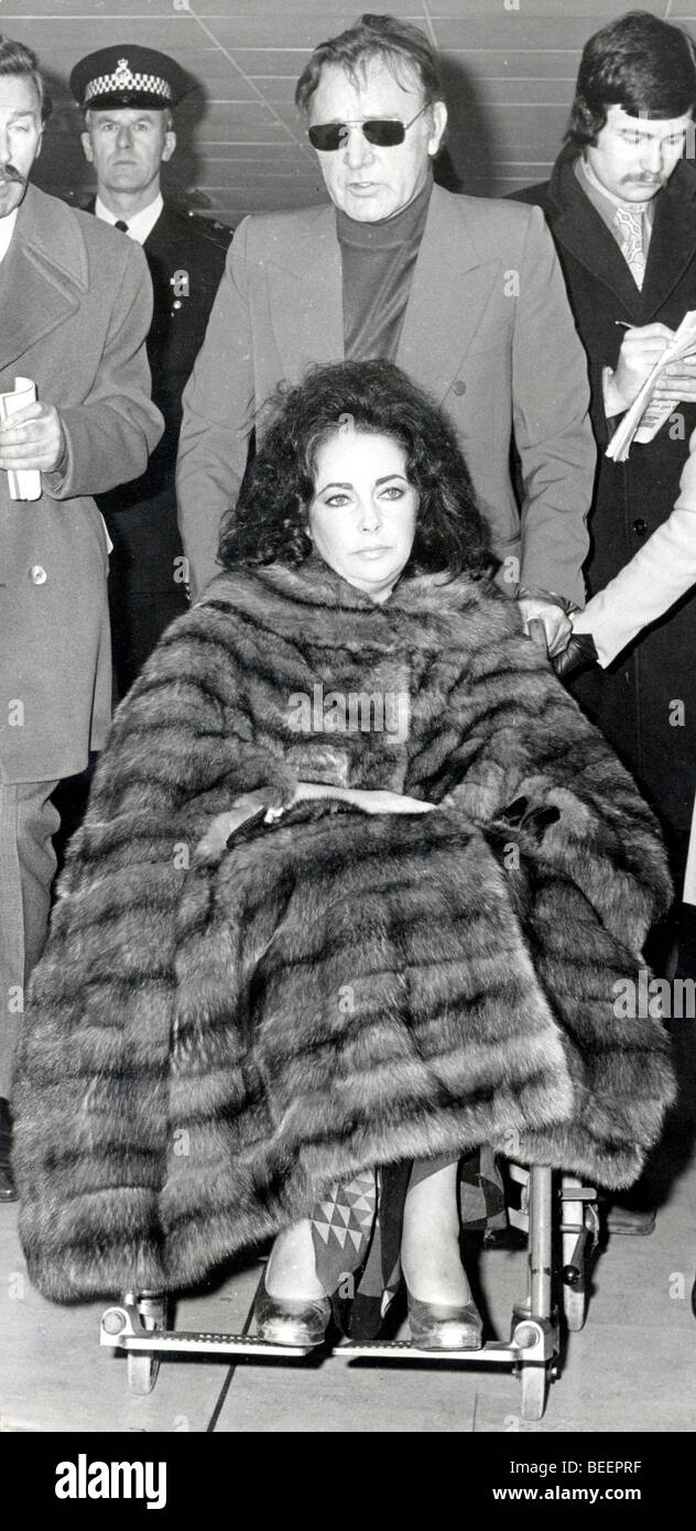 Actress ELIZABETH TAYLOR with Husband RICHARD BURTON during a change of planes at Heathrow airport, UK Stock Photo