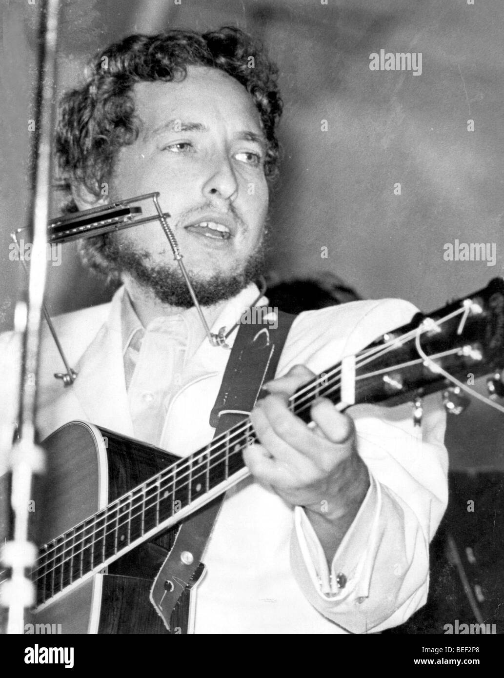 1001590 (900324) Bob DYLAN, US - amerikanischer Musiker und Saenger, auf der B hne mit Gitarre und Mundharmonika, auf der Isle Stock Photo