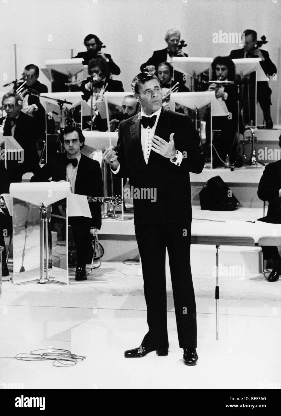 5557002 (900326) Jerry LEWIS, US - amerikanischer Schauspieler, in der Sendung 'Le grand studio', im Hintergrund das Orchester Stock Photo