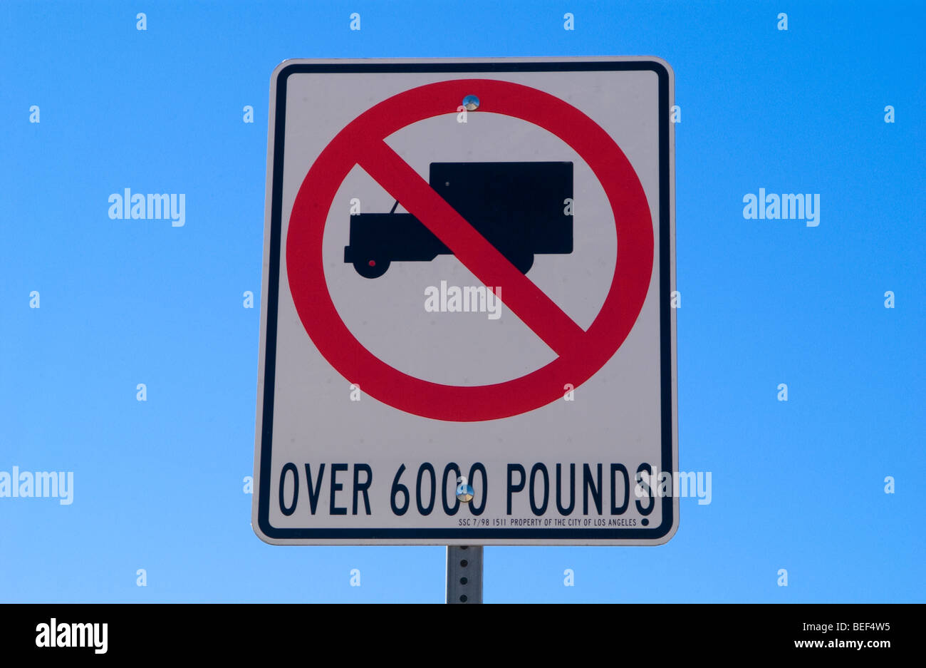 no trucks over 6000 pounds sign in the usa Stock Photo - Alamy