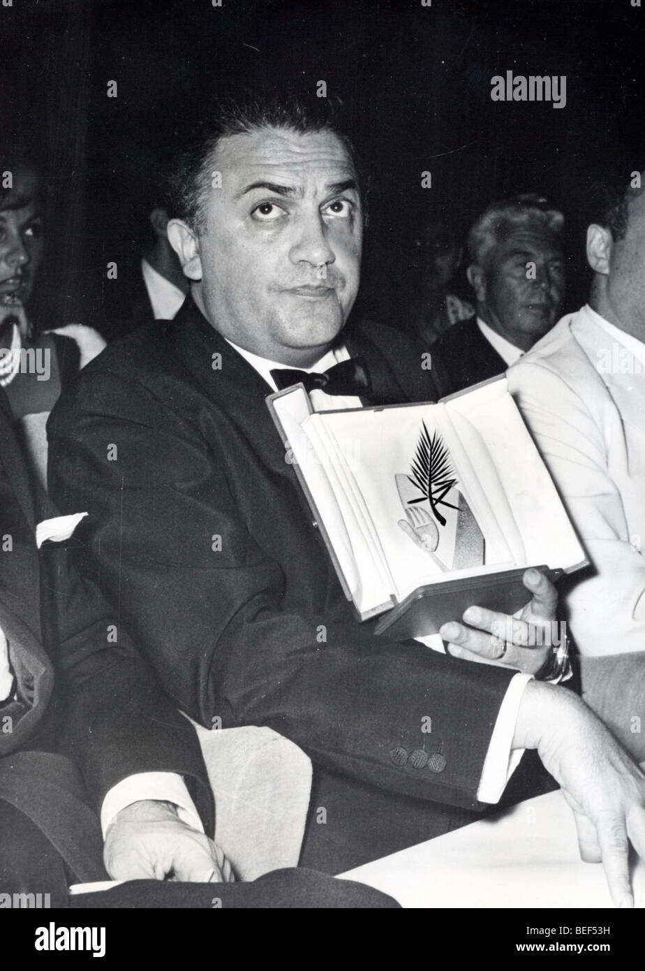 5085918 (900326) Federico FELLINI (20.01.1920 - 31.10.1993) , italienischer Regisseur, bekommt 1960 beim Cannes Film Festival Stock Photo