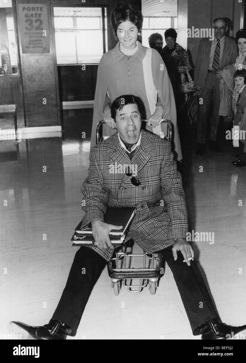5556999 (900326) Jerry LEWIS , amerikansicher Schauspieler bei seiner Ankunft in Paris, 1971, er wird zum Spass von einer Stock Photo