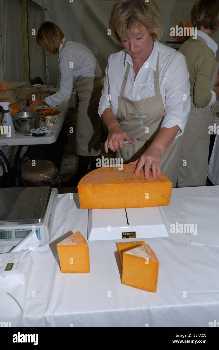 https://c8.alamy.com/comp/BEFACG/cutting-a-round-of-red-leicester-cheese-2-of-3-BEFACG.jpg