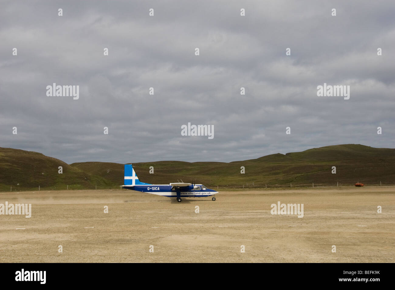 Plane landing on Fair Isle airstrip Stock Photo