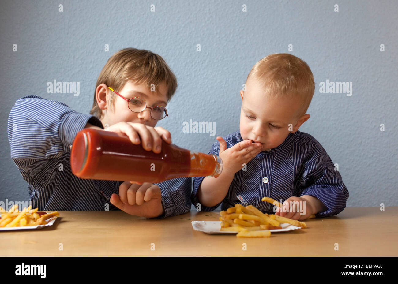Kinder essen Pommes Frites mit Ketchup Stock Photo - Alamy