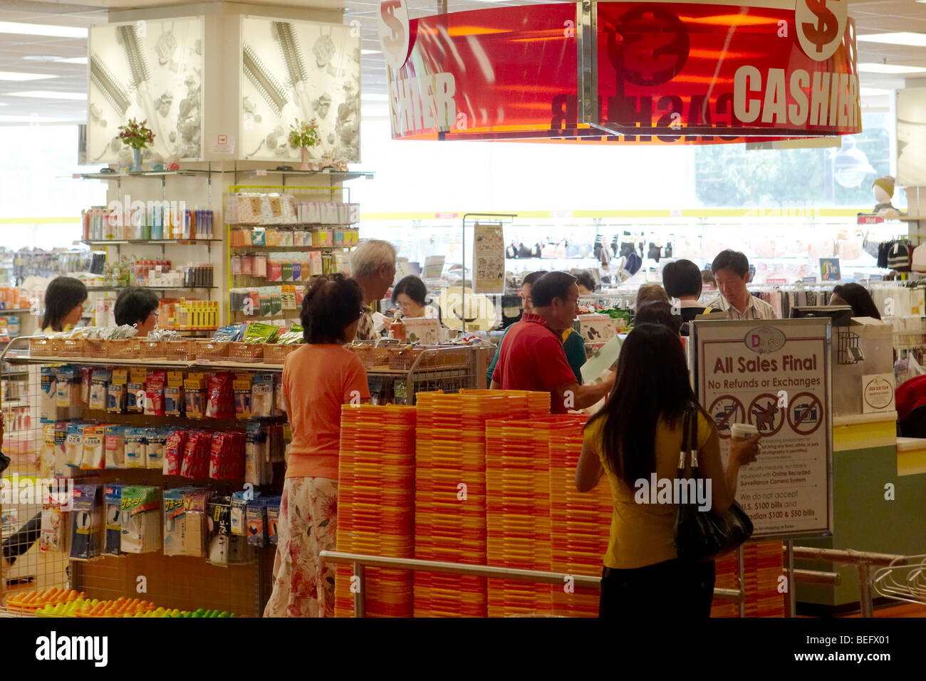 Shoppers in Chinese dollar store Stock Photo