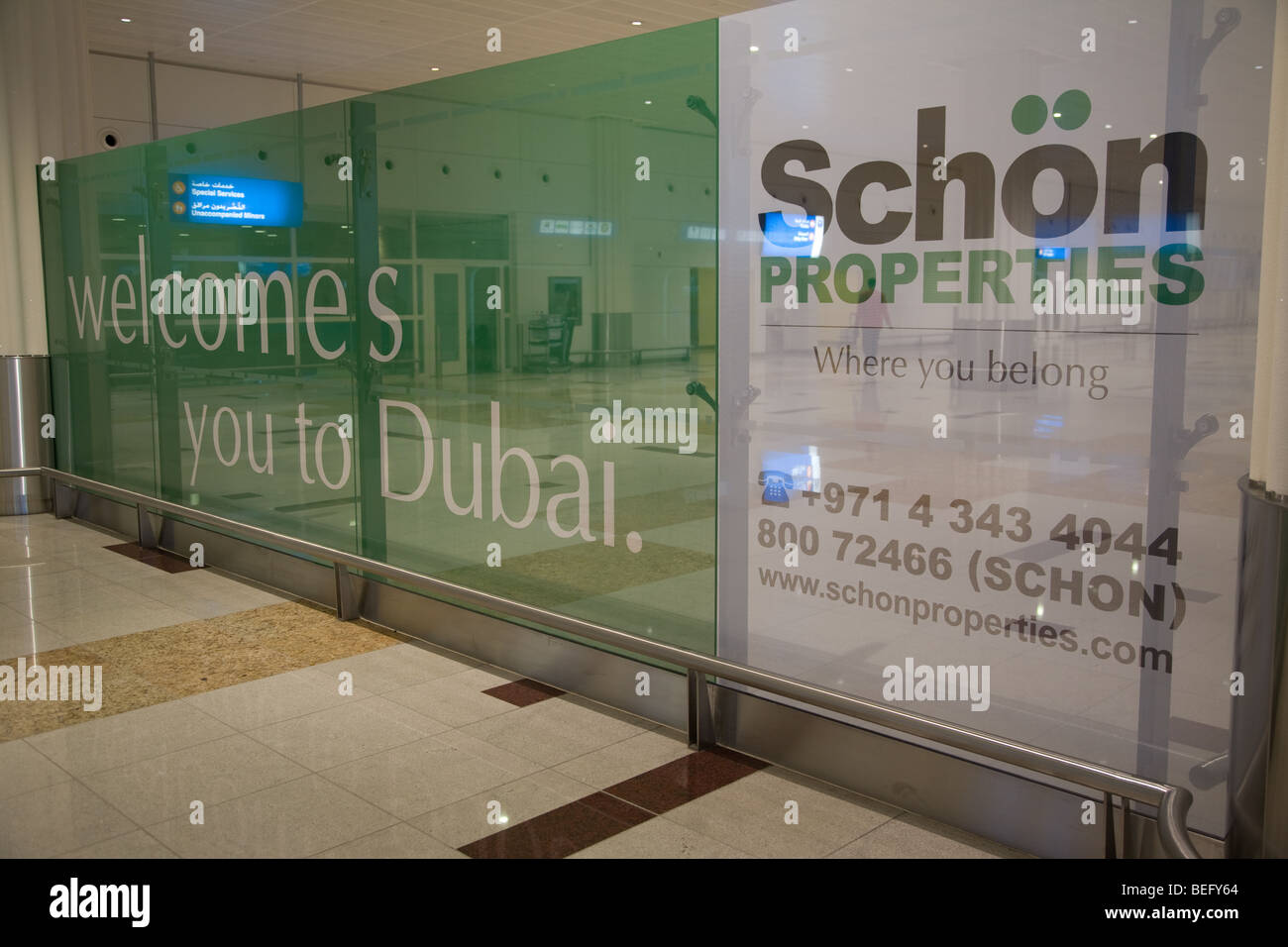 Welcome to Dubai sign dubai airport arrivals hall Stock Photo