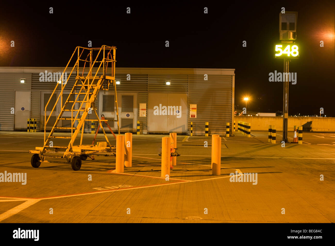 Airfield operations hi-res stock photography and images - Alamy