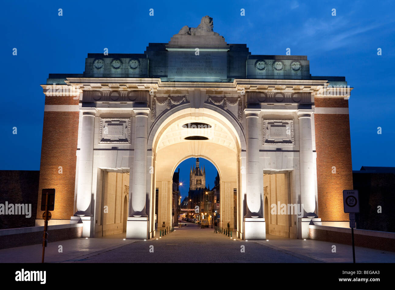 Nightshot of the Menin Memorial Gate in Ypres Stock Photo