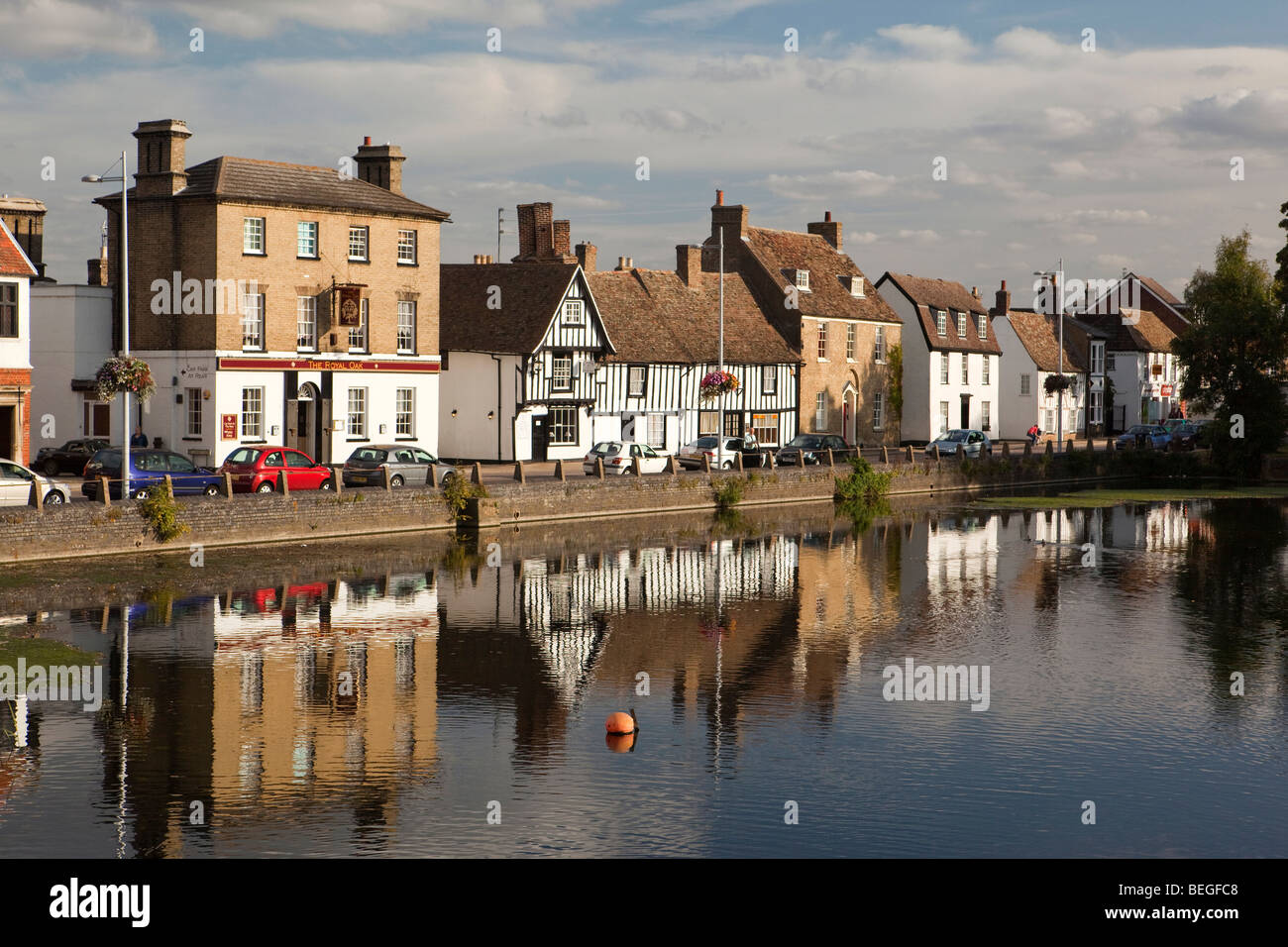 England, Cambridgeshire, Godmanchester, Causeway, riverside pub, shops and local businesses Stock Photo