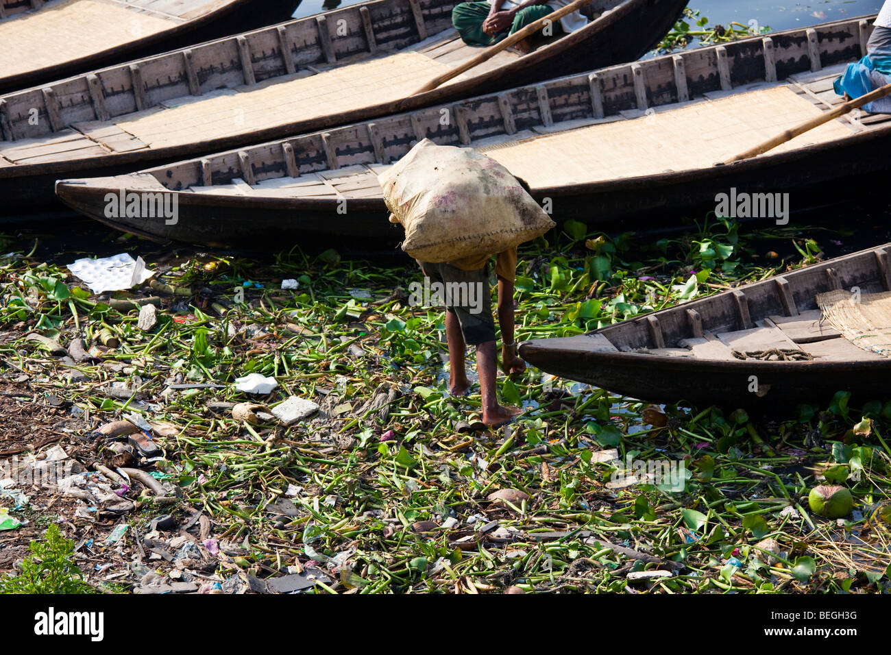 boy-picking-up-scraps-in-old-dhaka-bangladesh-BEGH3G.jpg