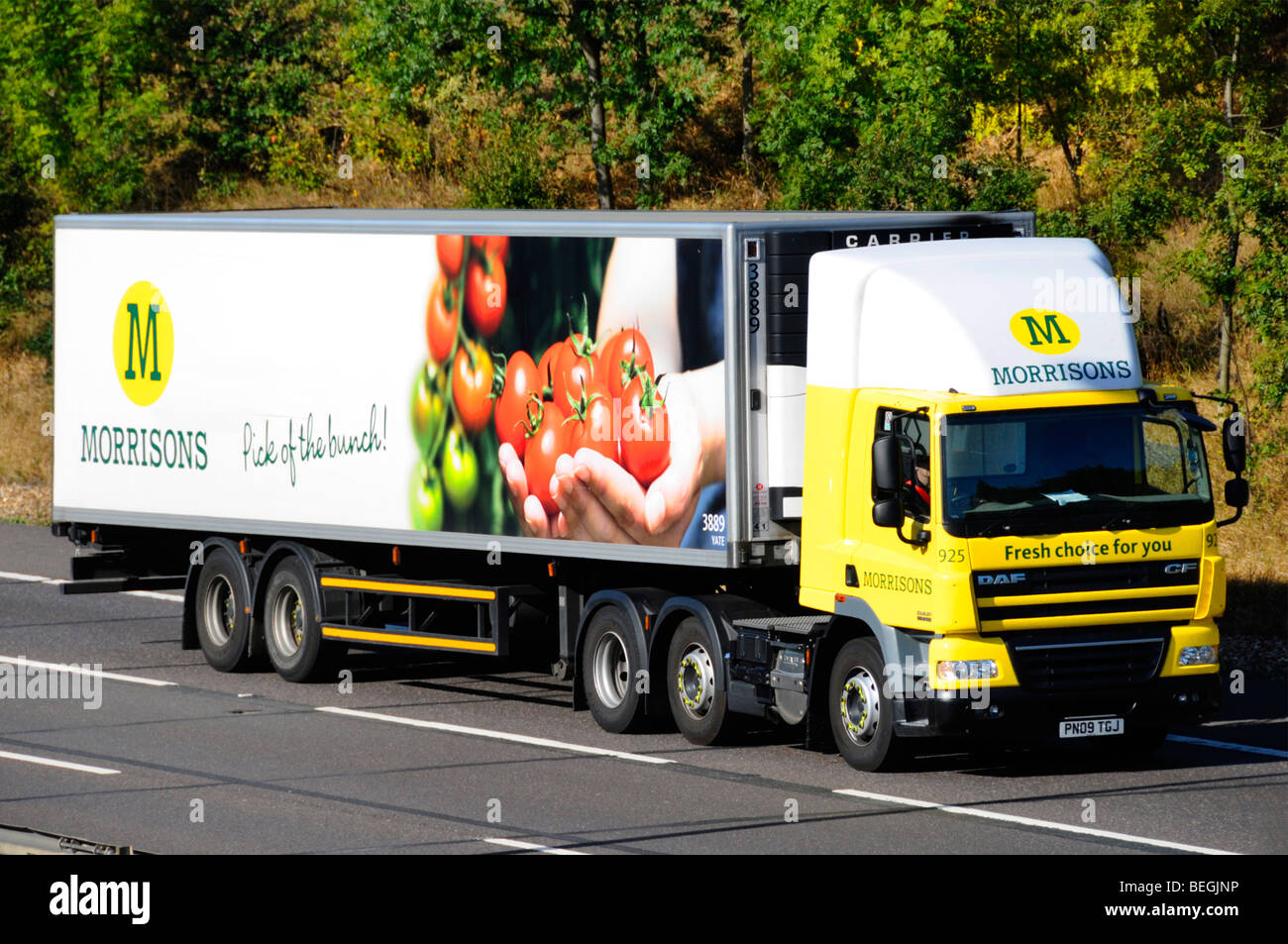 M25 motorway Morrisons supermarket delivery trailer and Daf lorry Stock