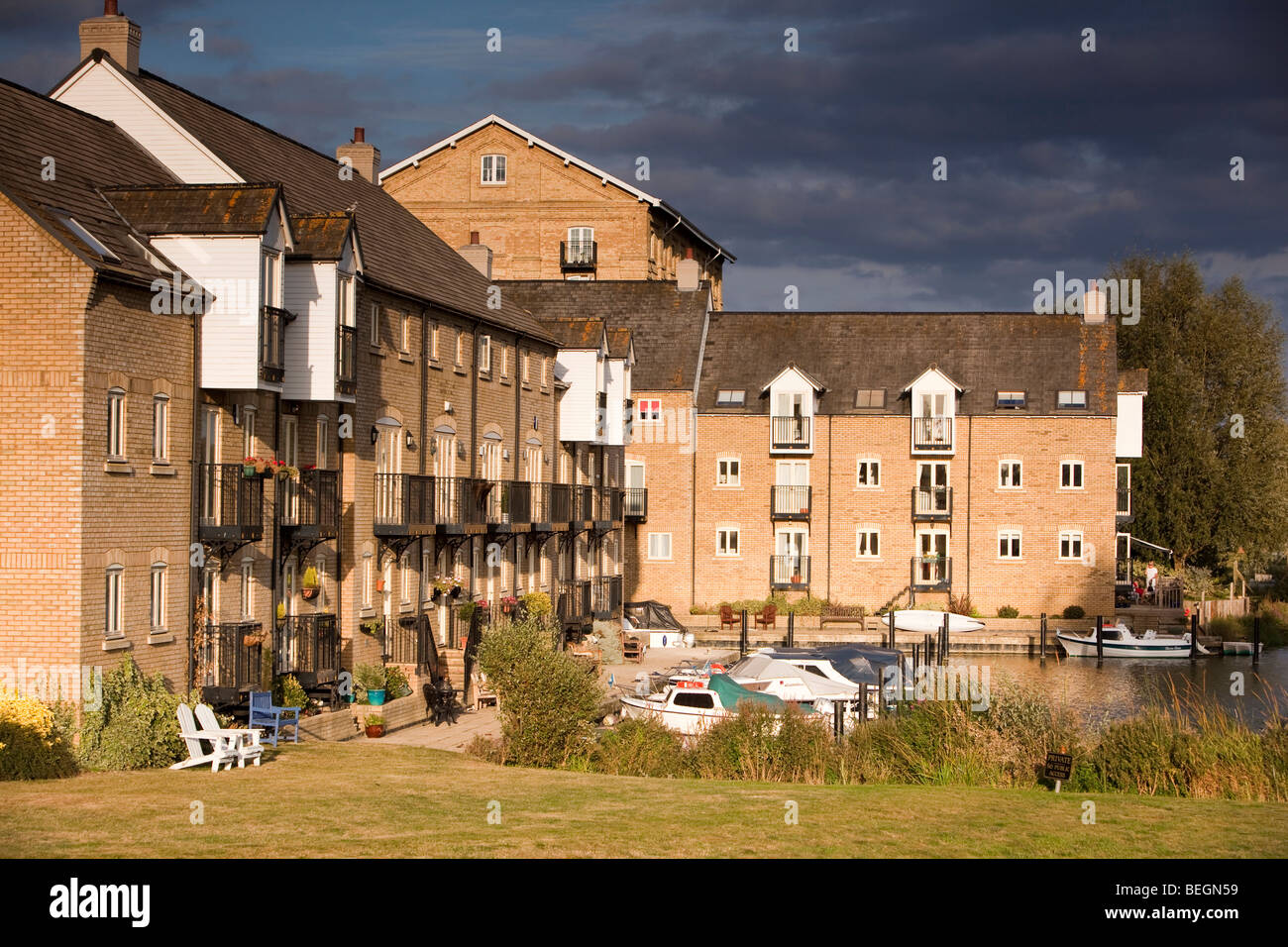England, Cambridgeshire, St Ives, newly built housing with private