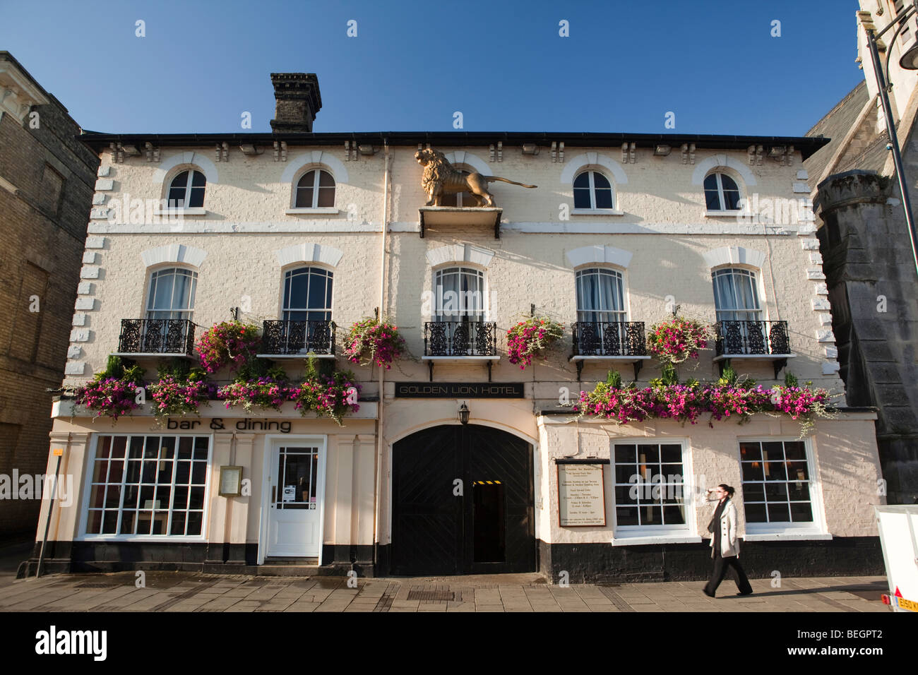 England, Cambridgeshire, St Ives, Market Hill, Golden Lion Hotel Stock Photo