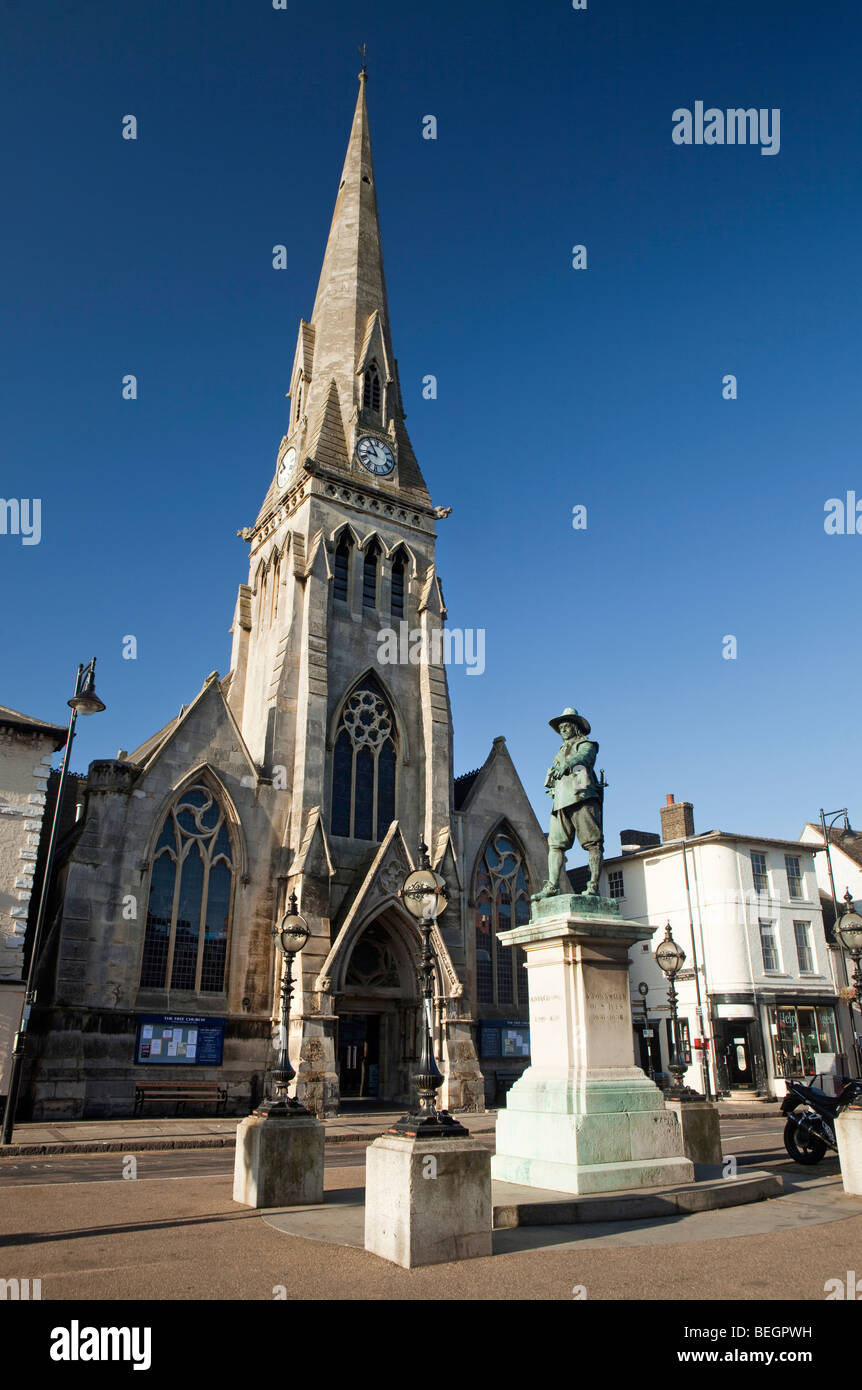 England, Cambridgeshire, St Ives, Market Hill, Statue of Oliver Cromwell outside Free United
