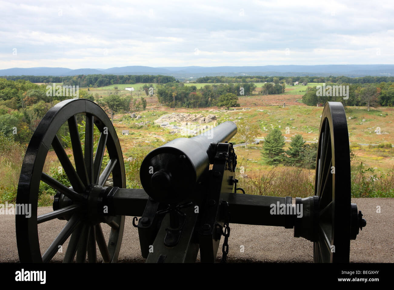 Union Army 10-pounder Parott Rifle cannon on Little Round Top. Devil's Den is at the left of the cannon muzzle. Gettysburg. Stock Photo