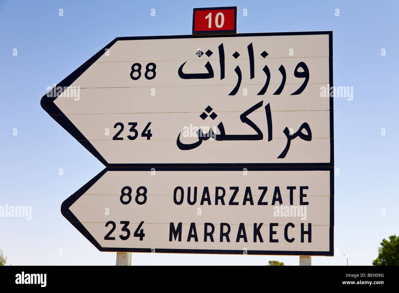 Road sign in arabic english hires stock photography and images Alamy