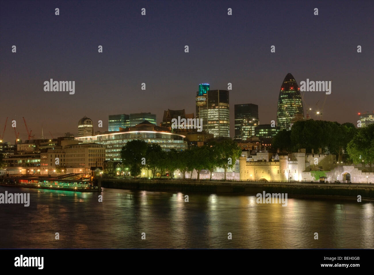 Night view of london hi-res stock photography and images - Alamy