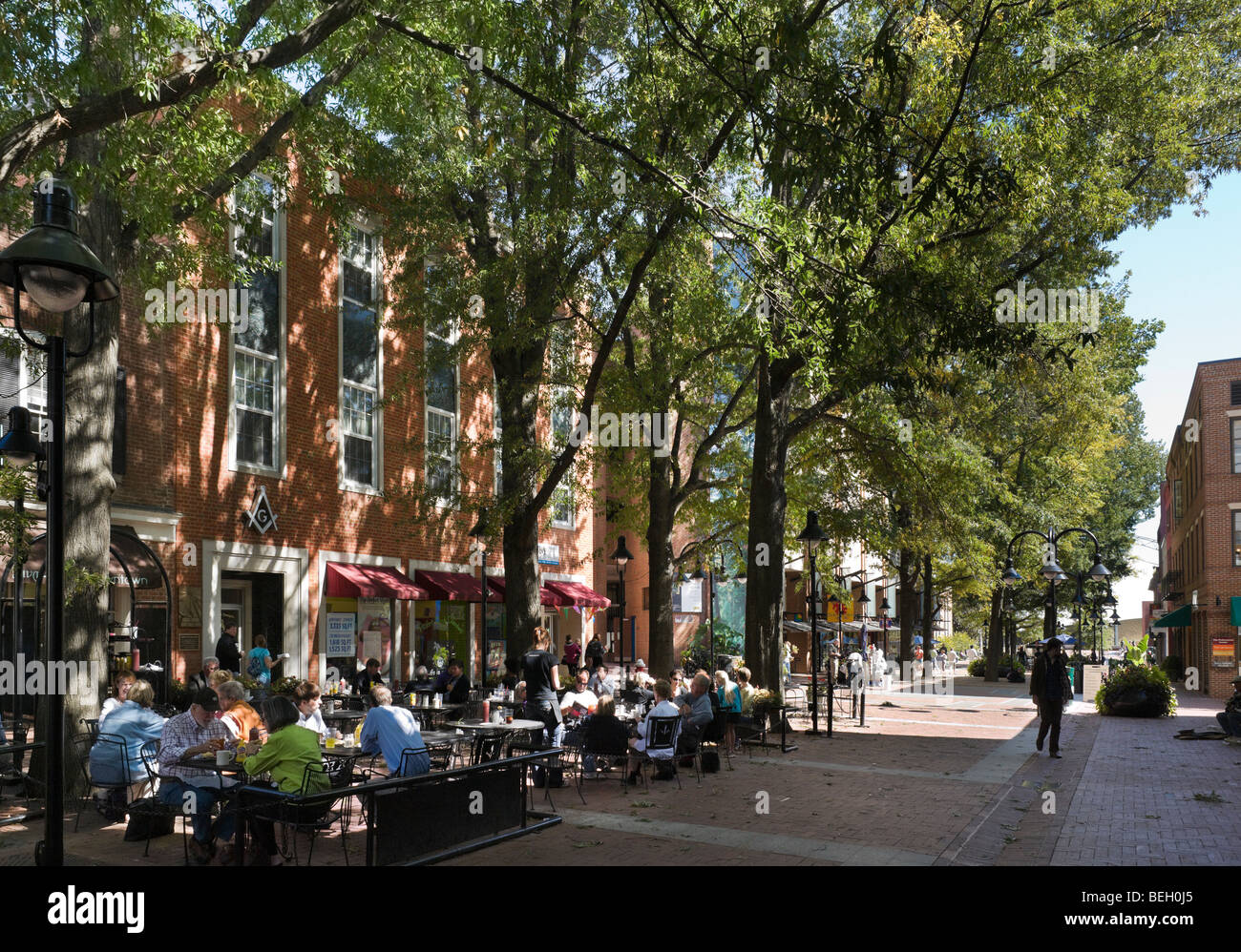 Cafes and shops on the pedestrianised Downtown Mall, Main Street, Charlottesville, Virginia, USA Stock Photo