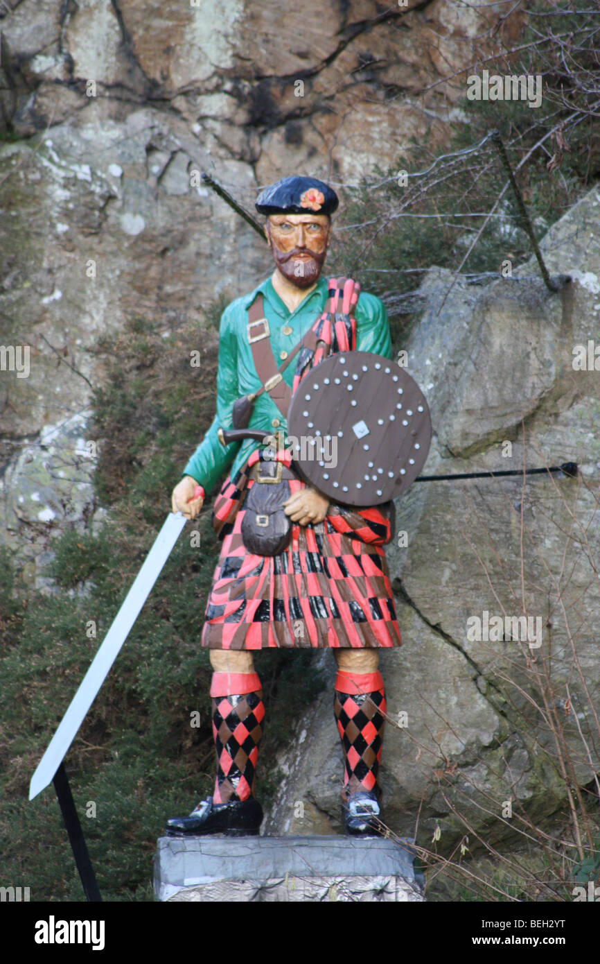 Aberdeenshire sword sheild holding monument kilt tartan peterculter hi