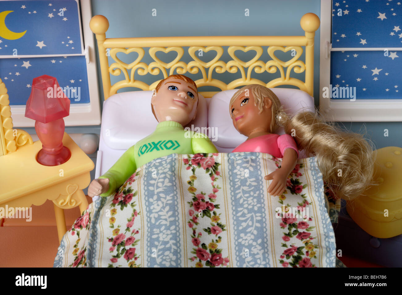 Four Barbie Dolls Morning Bedroom Bunkbed Routine. Life in a Dreamhouse DIY  Mini Doll House. 