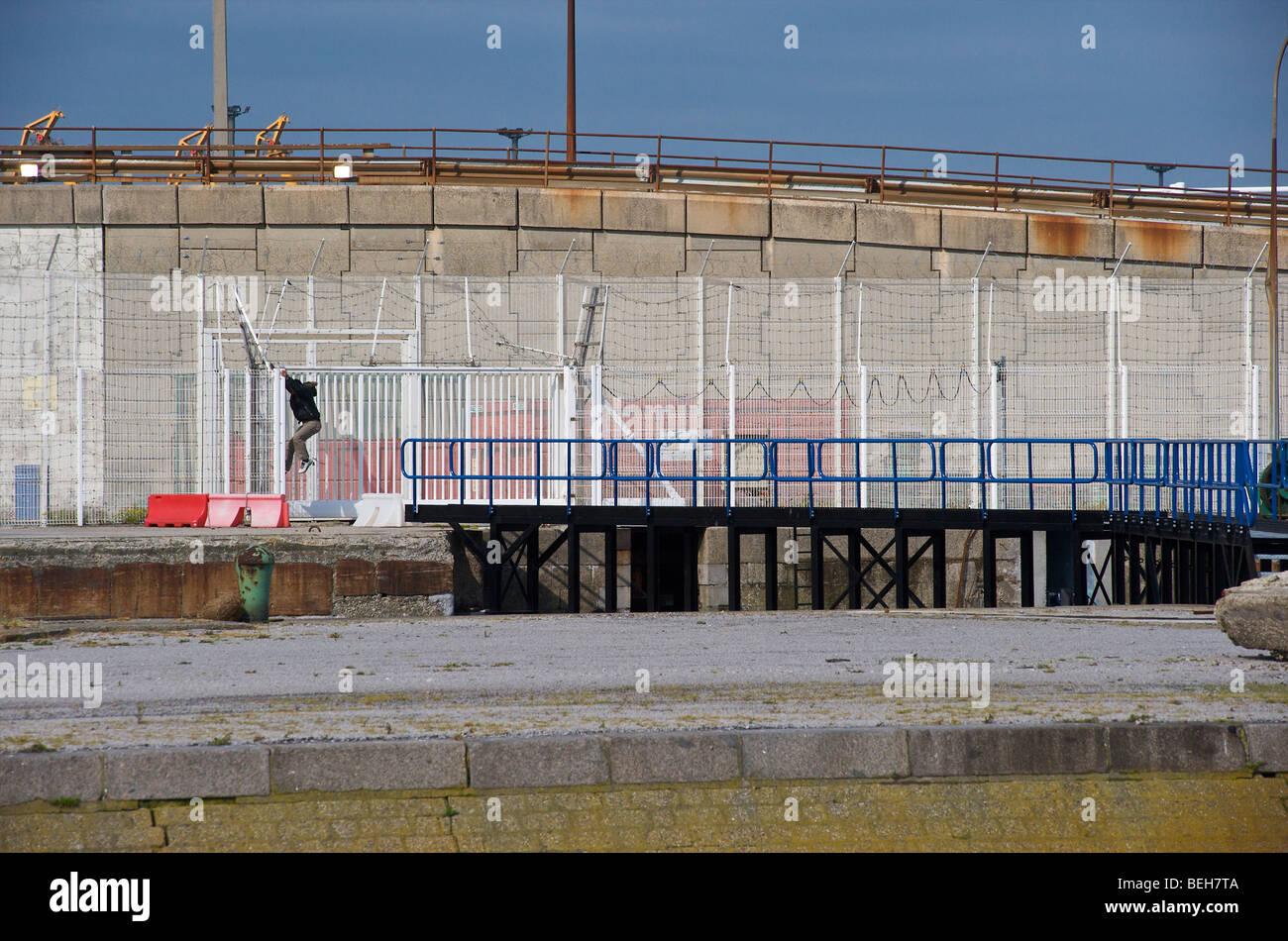 Calais, a refugee hoping to reach the UK by climbing onto a ship Stock Photo
