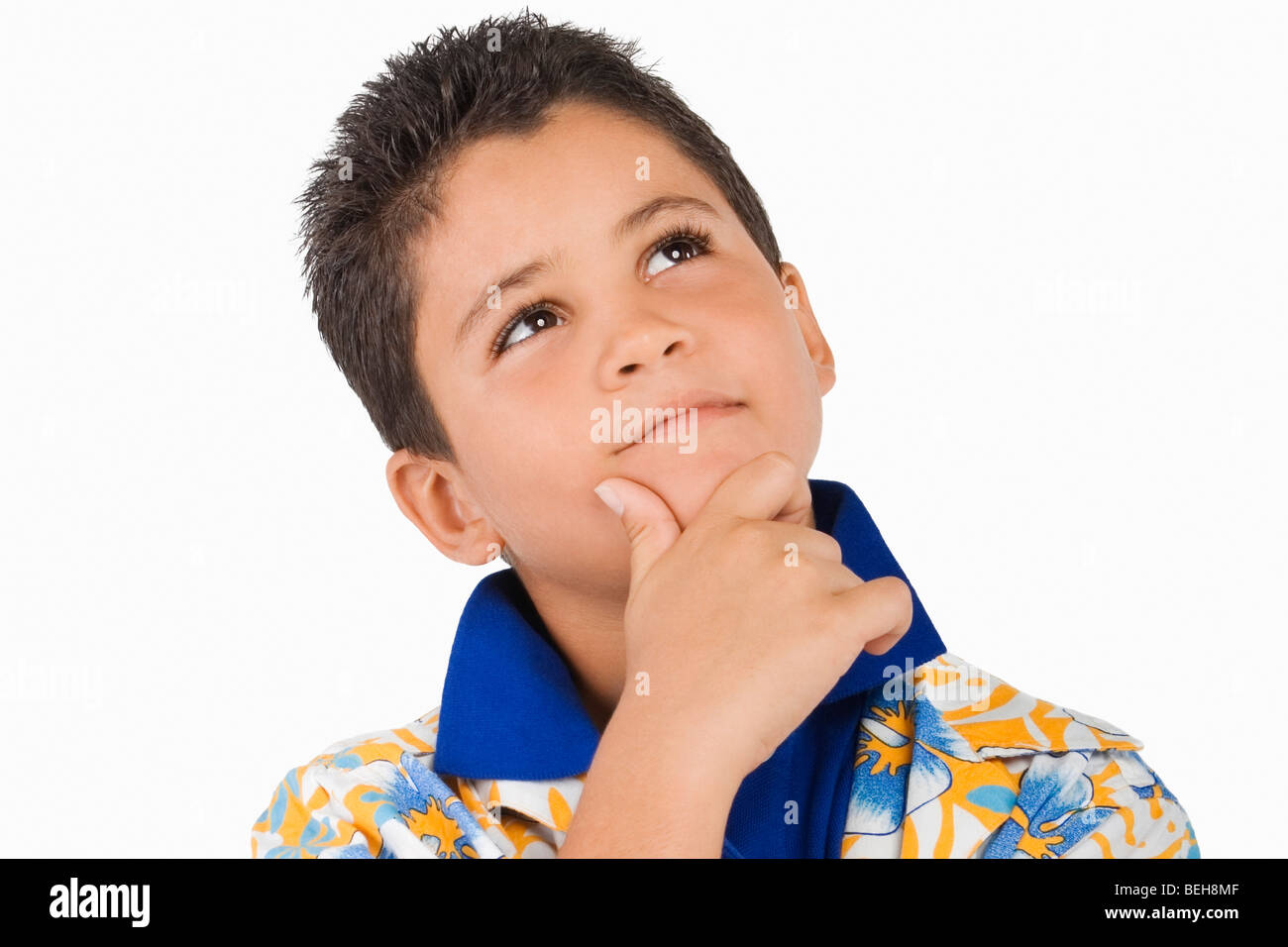 Задумчивый ребенок. Фотография думающего мальчика. Подросток размышляет. Thinks boys. Thinks boys.