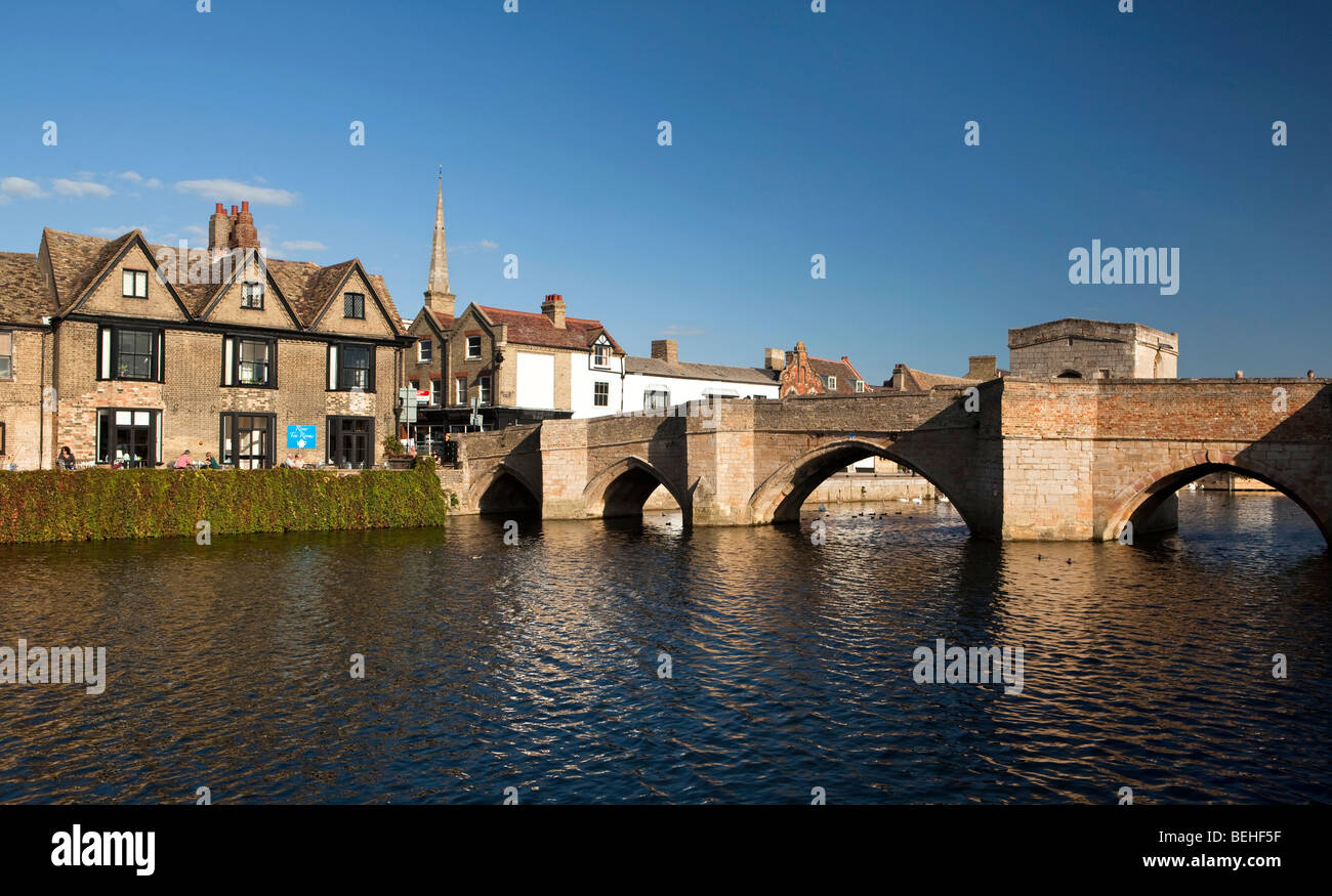 England, Cambridgeshire, St Ives, River Tea Rooms at end of bridge over River Great Ouse Stock Photo