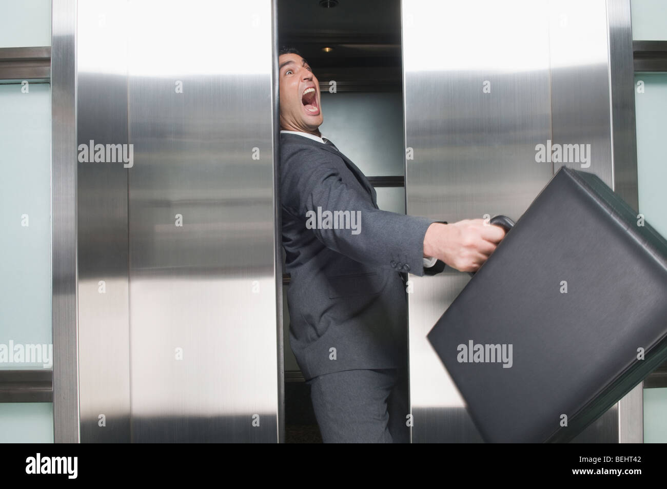 Объявление в лифте для соседей. Объявления в лифте. Лифт застрял. Лифт элевен. Гадишь в лифте.