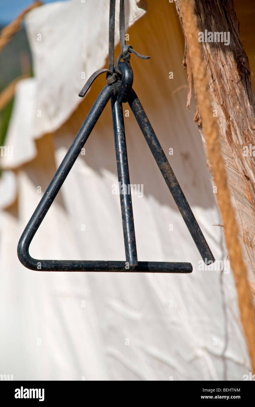 The triangle on a chuck wagon symbolizes the hollering phrase that