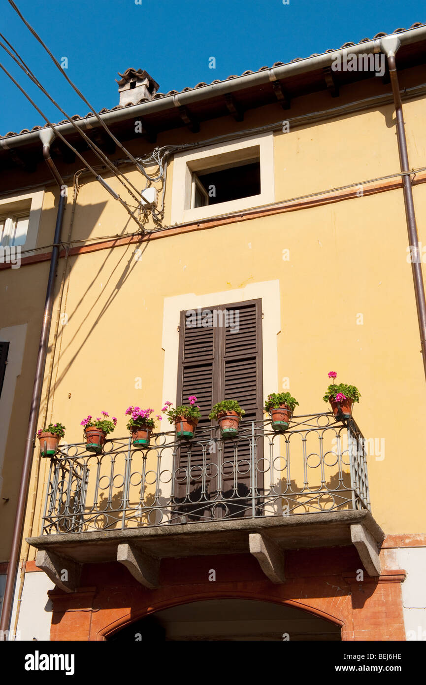 Street and houses in Italian village outdoor Stock Photo - Alamy