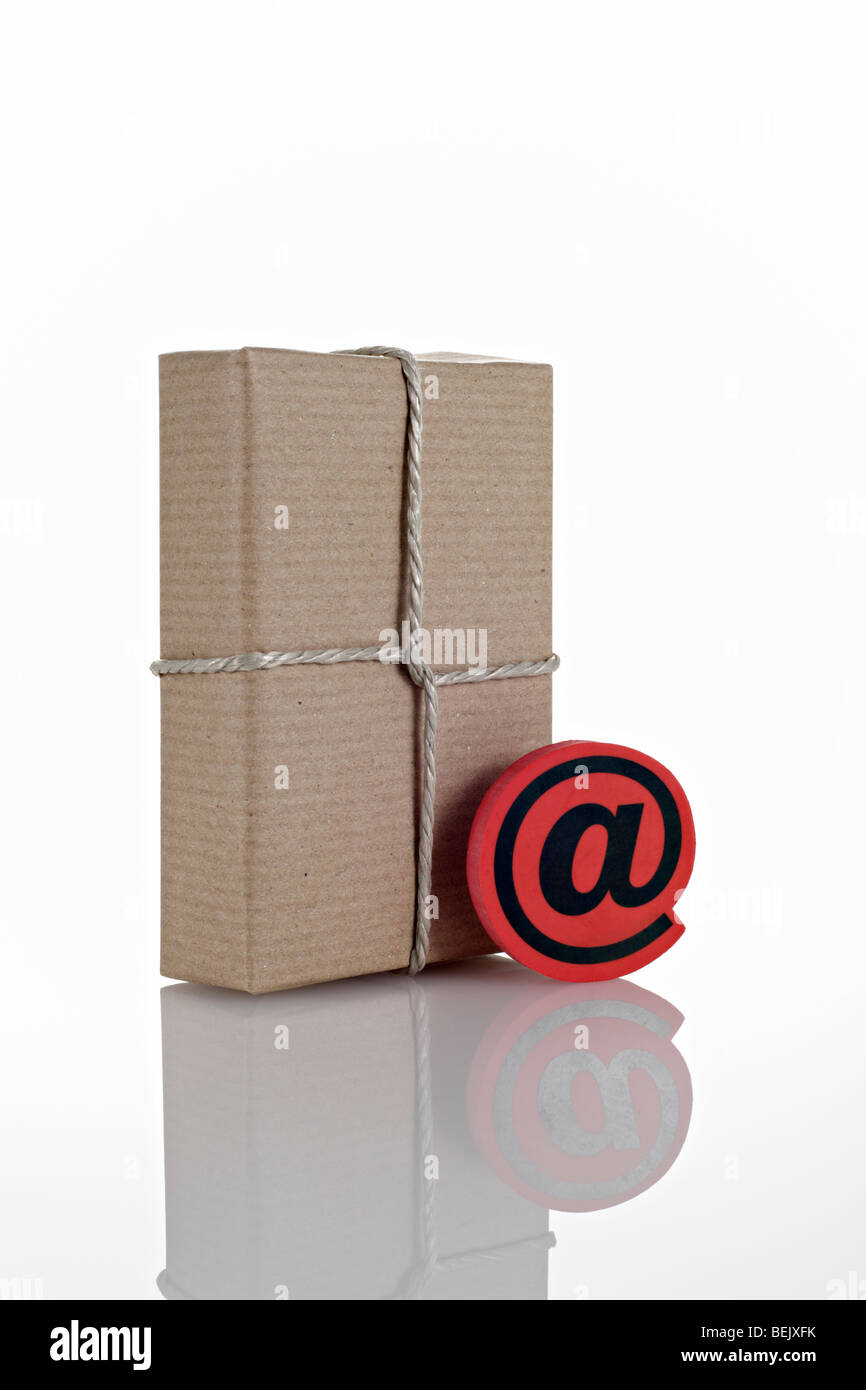 Paket mit Emailzeichen Stock Photo