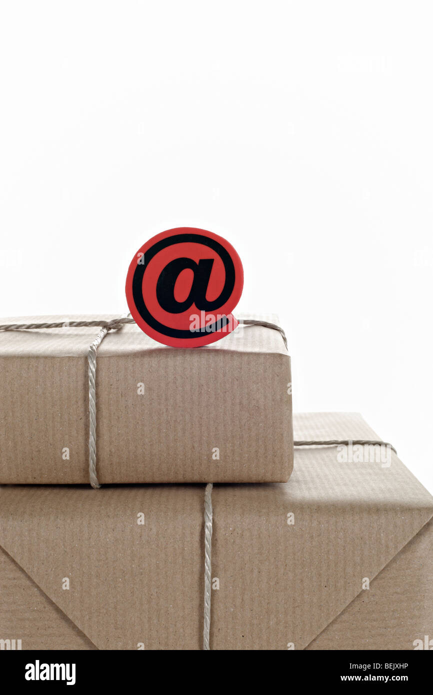 Pakete mit Emailzeichen Stock Photo