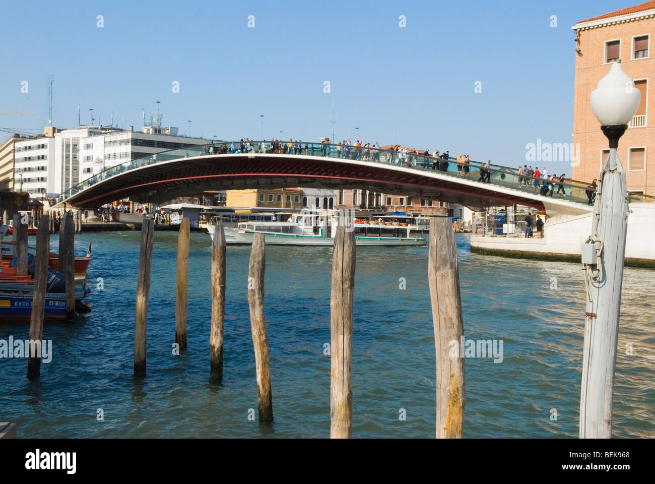 Venice Italy Tourists arrive in Venice walk over new bridge over the Grand Canal from Piazza Roma. HOMER SYKES Stock Photo