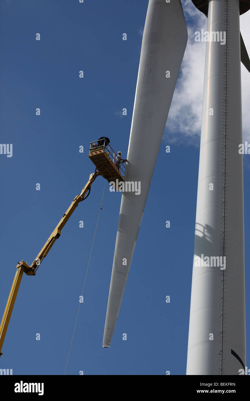 Cleaning leading edge of wind turbine blade in situ Stock Photo Alamy
