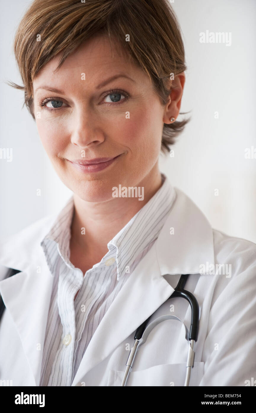 Female eye doctor hi-res stock photography and images - Alamy