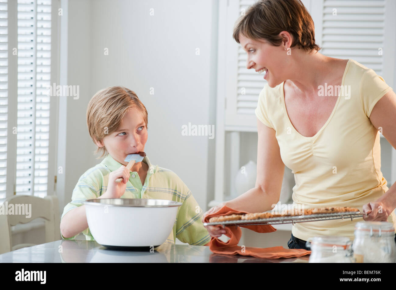 Mother and chilld baking Stock Photo Alamy
