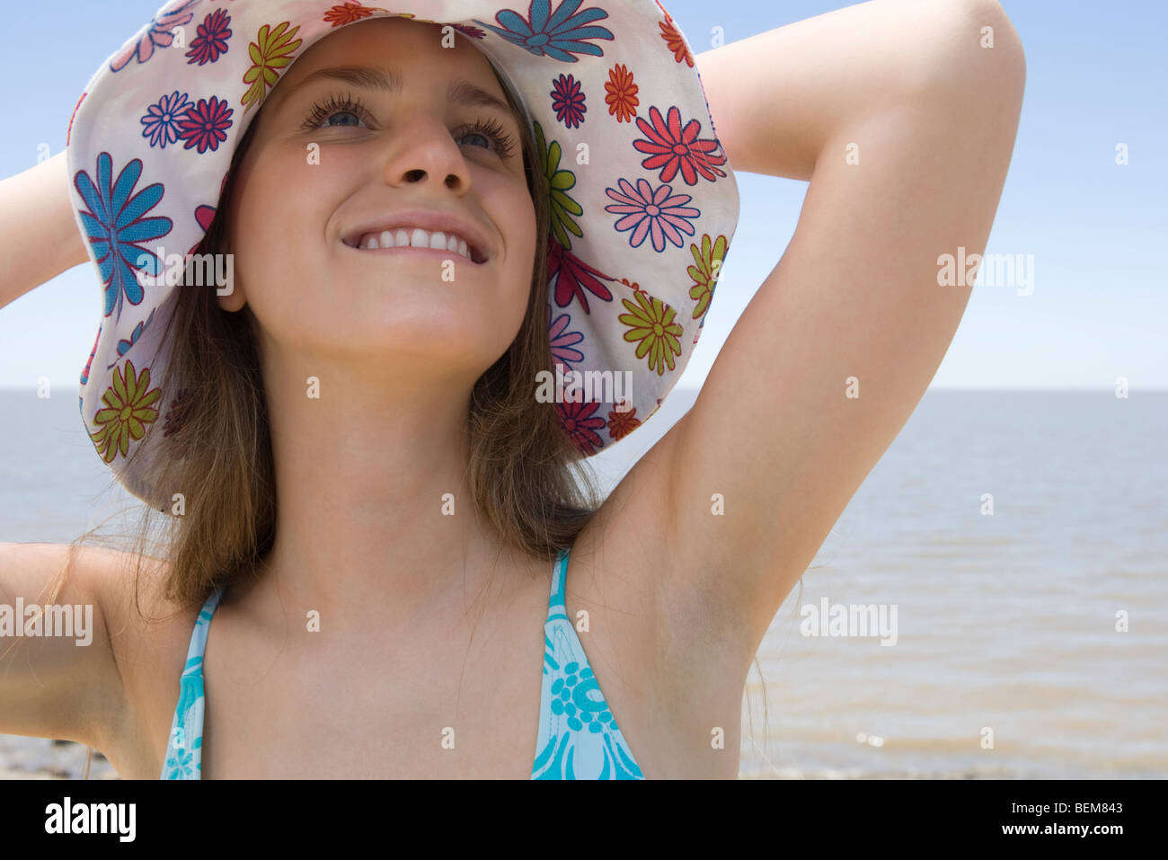 Young woman back beach bucket hi-res stock photography and images - Alamy