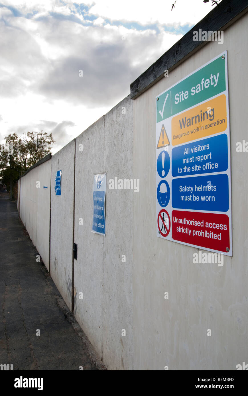Site safety notice on exterior boarding of construction site Stock